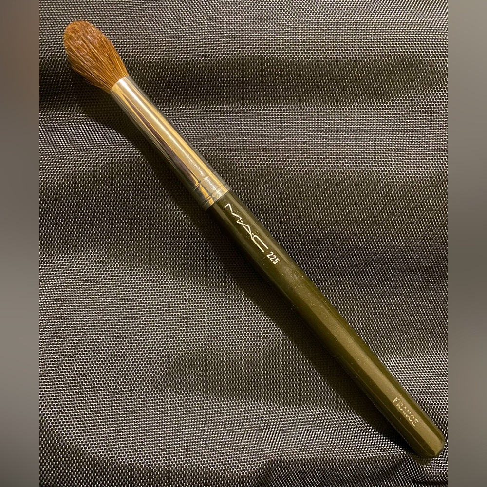 Authentic Mac 225 natural hair large blending brush